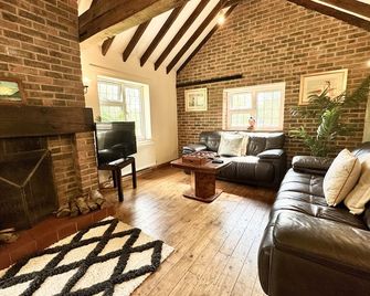 Forest Cottage, Pet Friendly, Character Holiday Cottage in Dibden - Southampton - Living room