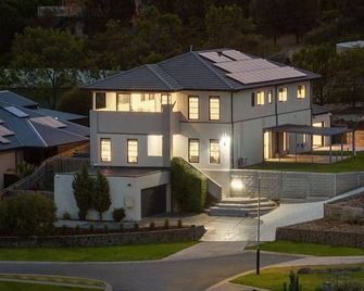 Stunning Luxury, Breathtaking View. Close to the Airport and Freeways. - Sunbury - Edificio