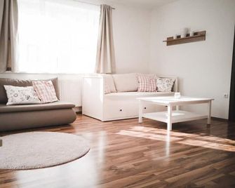 Vacation home not far from the Großer Ötscher with a balcony and a fantastic view - Gaming - Sala de estar