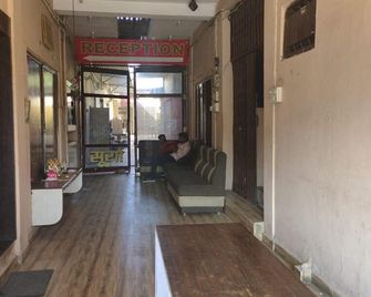 Hotel Surya - Dewas - Pasillo