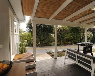 Rosebud Beach Retreat - روزبد - شرفة مرصوفة