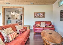 Pet-Friendly Austin Home with Deck, Yard, and Views! - Austin - Huiskamer