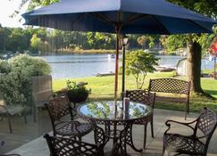 4 bedroom Lake James Cottage with sandy beach and fishing pier - Angola - Patio