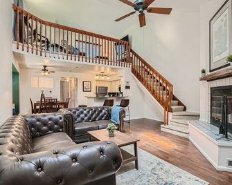 New! Urban Oasis - Pool Access - Fireplace - 30 Day Rental - Aurora - Living room