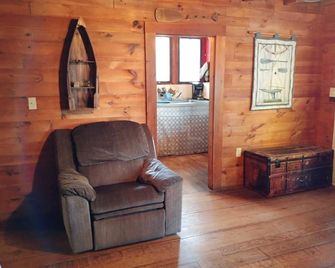 Rustic Cottage On Lake Winnisquam - Meredith - Вітальня