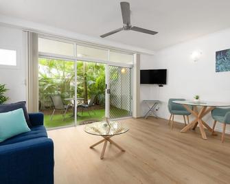 Apartment 2 @ Ocean Palms Apartments - Port Douglas - Living room