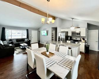 New! Remodeled Stow/Cuyahoga Falls Home! - Stow - Dining room