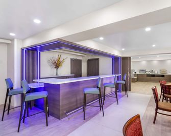 Baymont by Wyndham Arlington At Six Flags Dr - Arlington - Bar