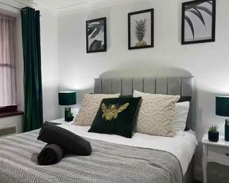 Rose Court-Free Parking-Central-Long Stay Offer - Rochester - Bedroom