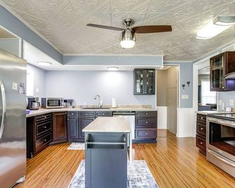 Walk to Main Street Family-Friendly Cris - Crisfield - Kitchen