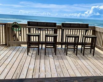Z Oceanfront offers direct access and excellent view of the ocean! - Clute - Balcony