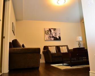 Awesome Niagara Falls Escape!!! - Welland - Living room