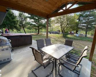 Private 4 Bedroom Home with a hot tub - Caseyville - Patio