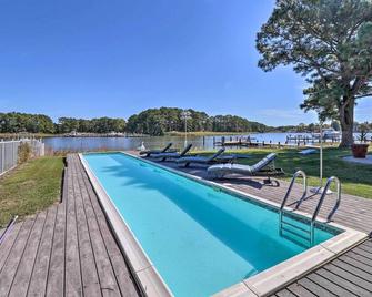 Grasonville Home w/ Private Pool on the Water - Grasonville - Pool