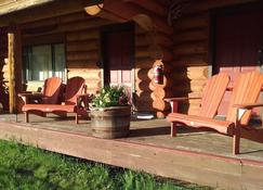 Journey To The Wild West Of Wells Gray Provincial Park - Clearwater - Patio