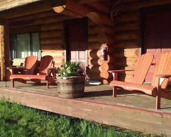 Journey To The Wild West Of Wells Gray Provincial Park - Clearwater - Patio