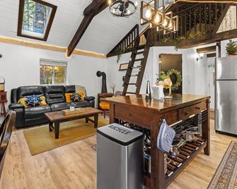 Beargrass - near Mt Rainier - grill, soak & relax - Ashford - Living room