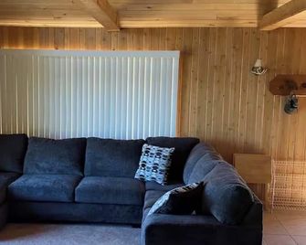 Byers Lake Lodge - centrally located in the beautiful Upper Peninsula. - Manistique - Living room