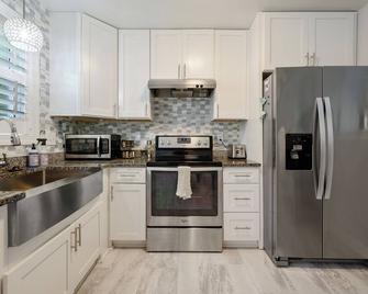 Modern Cozy Home only 2 miles to Downtown - Raleigh - Küche