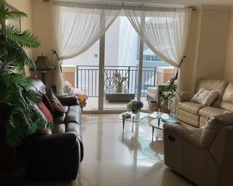 Luxury Condo Across from the Beach. STR-00342 - Sunny Isles Beach - Living room