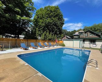 Spacious Studio with Kitchenette, Sitting Area and Full Bath! - Old Forge - Pool