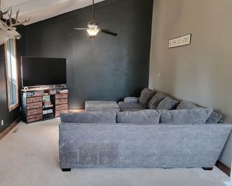 Dakota Lodge - Dickinson - Living room