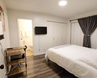 Centrally Located, 4x Queen, 300 Mbps Internet With Backyard! - Hemet - Bedroom