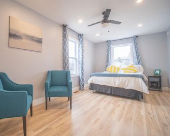 Fully Renovated Cottage on Queen, 3min walk from Beach and Downtown Adventures! - Kincardine - Strand