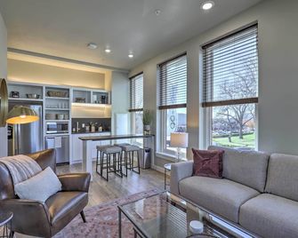 Stylish San Marcos Apt in the Heart of Dwtn! - San Marcos - Living room