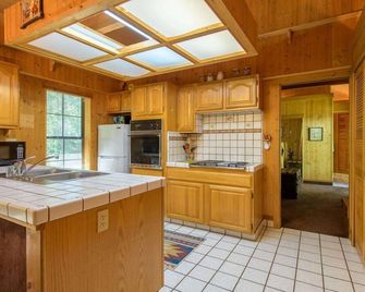 Glen Lake Cabin in the Woods - Eureka - Kitchen