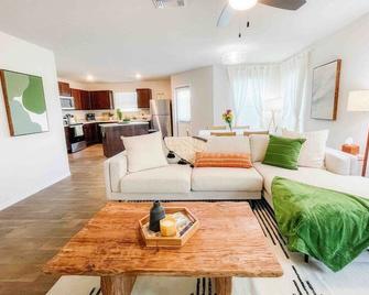 Family Modern Oasis Lackland Bmt Family Home 3 Bed 2 Bath - San Antonio - Living room