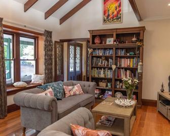 Serenity House Pemberton & Wellness Spa - Pemberton - Living room