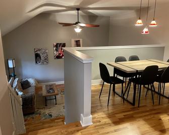 Secluded home-away-from-home with cook's kitchen, serving Ann Arbor & Ypsilanti - Ann Arbor - Dining room