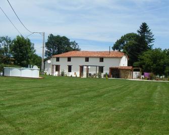 Fully Furnished 2 Bed Gite Situated In 3 Acres - Galan - Edificio
