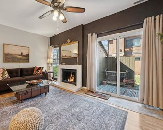 Charming 2-Bedroom Vintage Modern Condo in Midlothian with AC, Wi-Fi, Pool - Midlothian - Living room