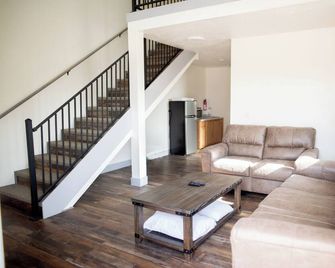The Ironhorse Inn - Garden City - Sala de estar