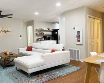 KING bed + walk to food & nature. Long-Term Okay! - Roswell - Living room