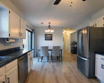 Modern 3-bedroom house close to Tiffin University and Charming Downtown - Tiffin - Kuchyň