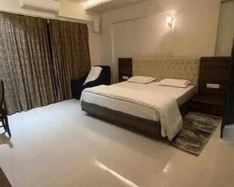 Endora homestay - A fully equipped lake-facing 3BHK - Lavasa - Bedroom