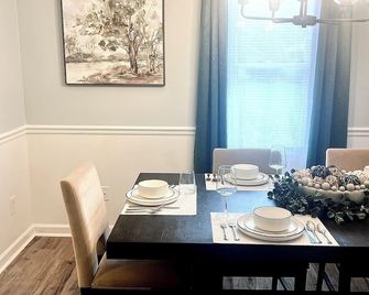 Charming 4-bedroom home in a warm, welcoming community. - Dacula - Comedor