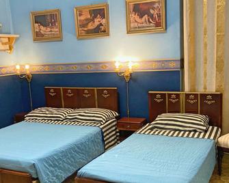 Hostal Colonial Casa de Luca - Havana - Bedroom