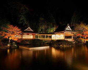 Asaba - איזו - בניין