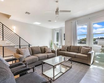 Spacious 4BR Townhouse with Amenities - New Orleans - Living room