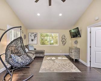 Bay Area Vacation Rental 4 Mi to Stanford! - Redwood City - Living room