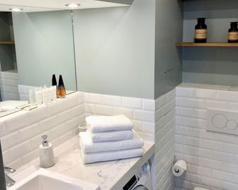Home Chic Home - Studio Paris La Défense - Les Toits de Courbevoie - Courbevoie - Bathroom