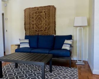 Black Rock Cabin - Your Death Valley Base Camp in the Shoshone Eco Village - Shoshone - Pokój dzienny