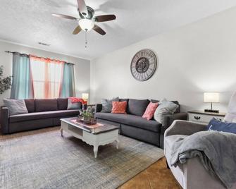 Large Groups & Pets Welcome Sleeps 12 w/Game Room - Warner Robins - Living room