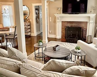 Beautiful Lakefront Property - Asbury Park - Living room