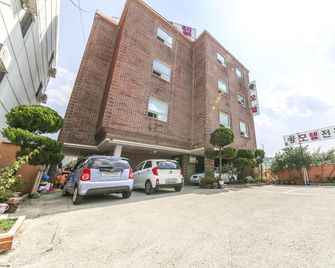 Jinju Kong - Jinju - Edificio