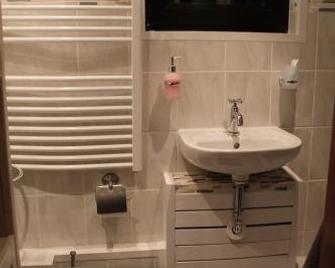 Fair Trade Apartment - Düsseldorf - Baño